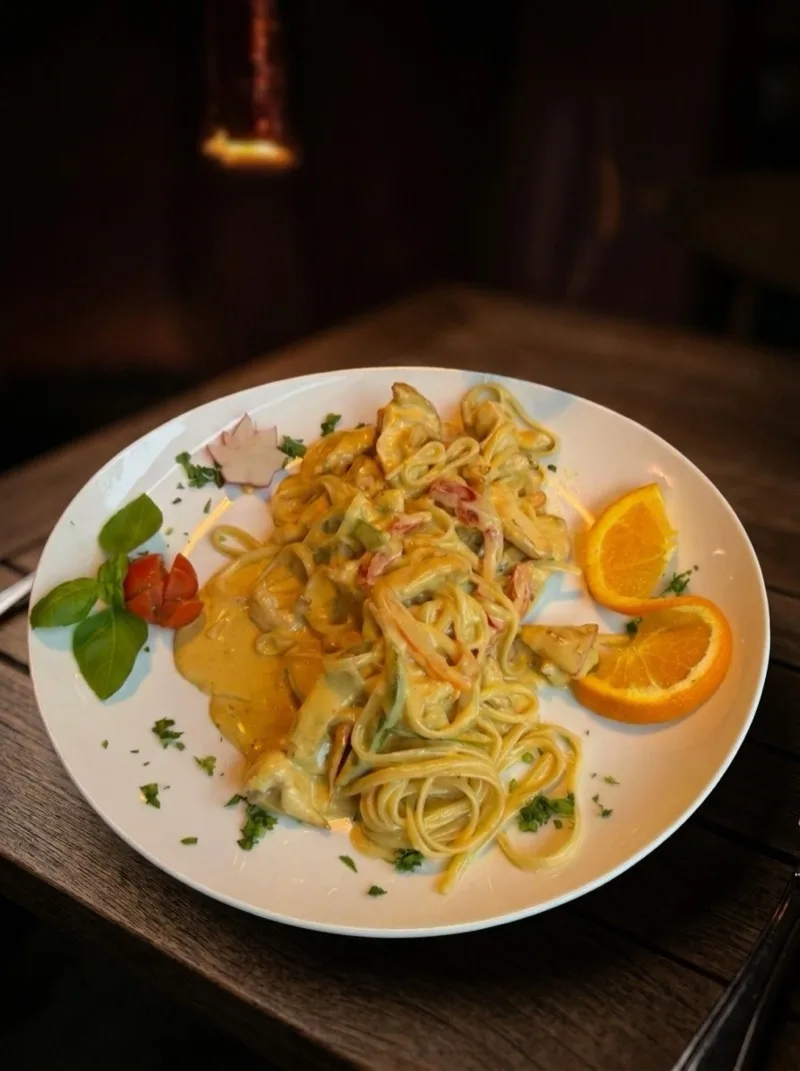 Pirouni Hamburg, cremige Hähnchen-Pasta mit Orange und Basilikum, griechische Küche