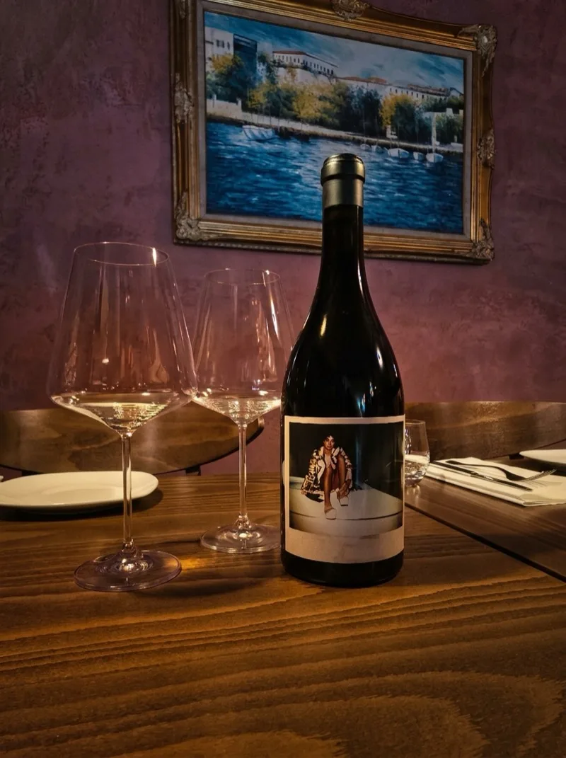 Pirouni Hamburg, erlesener Wein am gedeckten Tisch, griechisches Restaurant