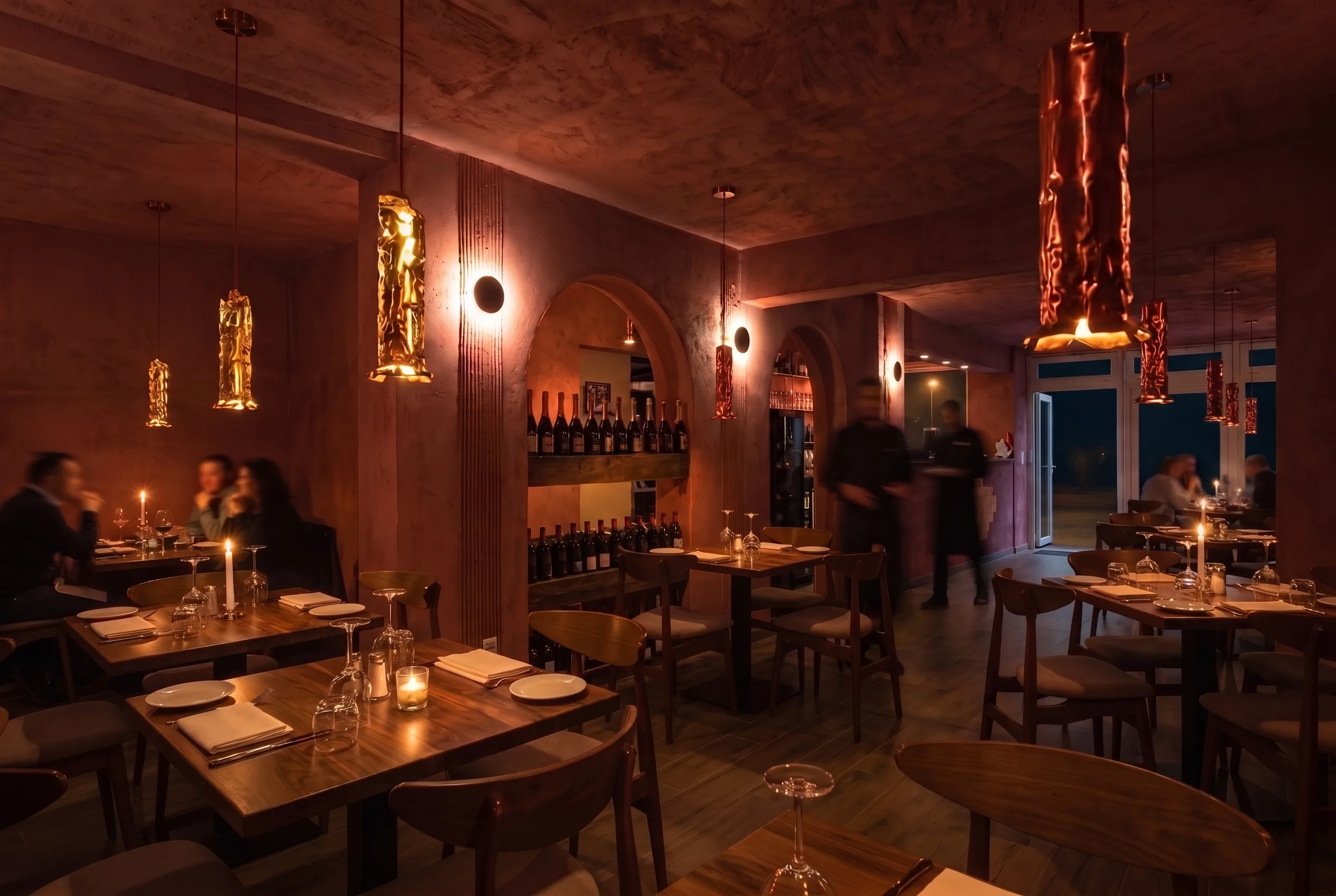 Pirouni Restaurant Hamburg, stimmungsvolles gehobenes griechisches Restaurant bei Nacht