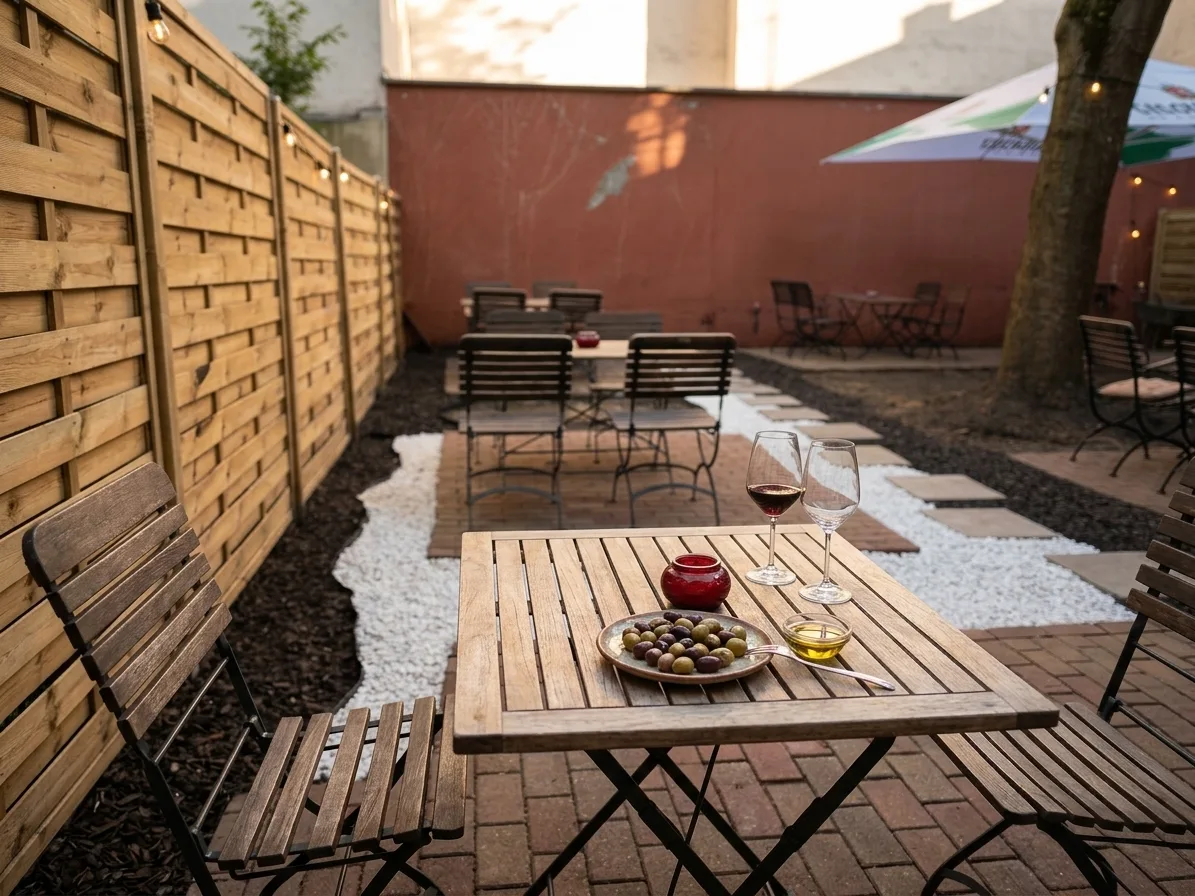 Außenbereich mit Terrasse im Innenhof, Restaurant Pirouni Hamburg St. Georg